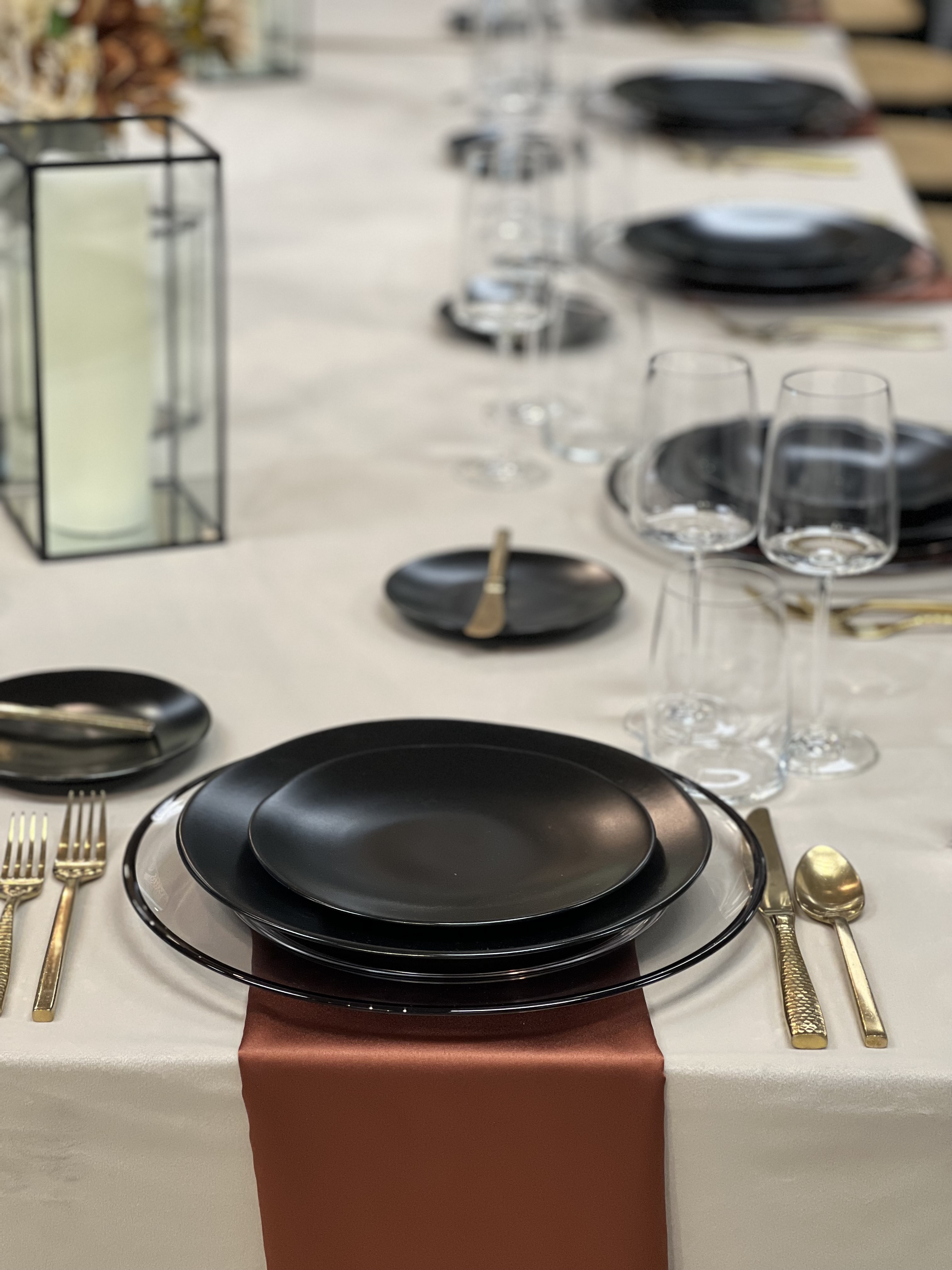 Charger Plates : BLACK EDGE CHARGER | Après Event Décor and Tent Rental