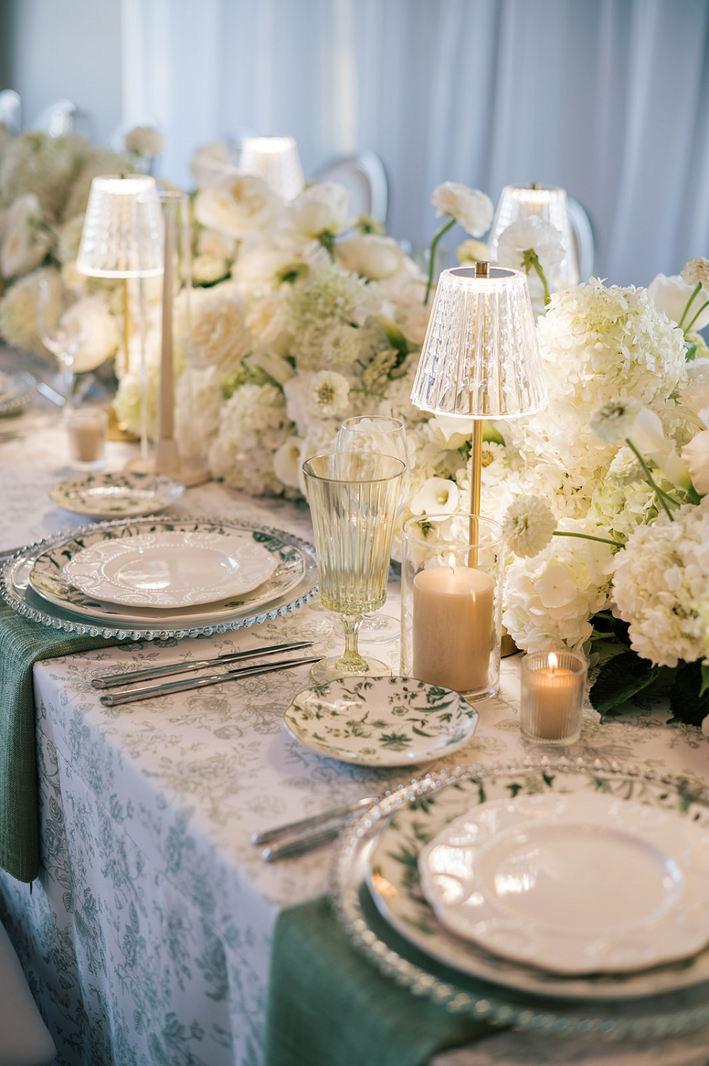 Centerpieces : Gold Crystal LED Table Lamp | Après Event Décor and Tent  Rental, image size:998x1500