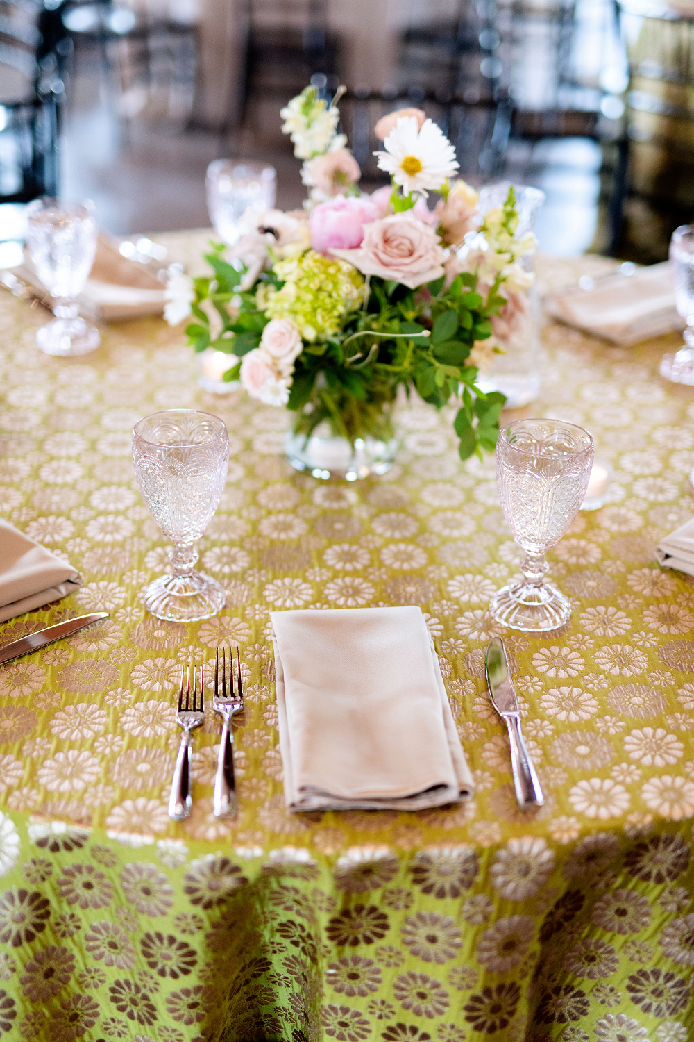 LINEN : Green Daisy | Après Event Décor and Tent Rental