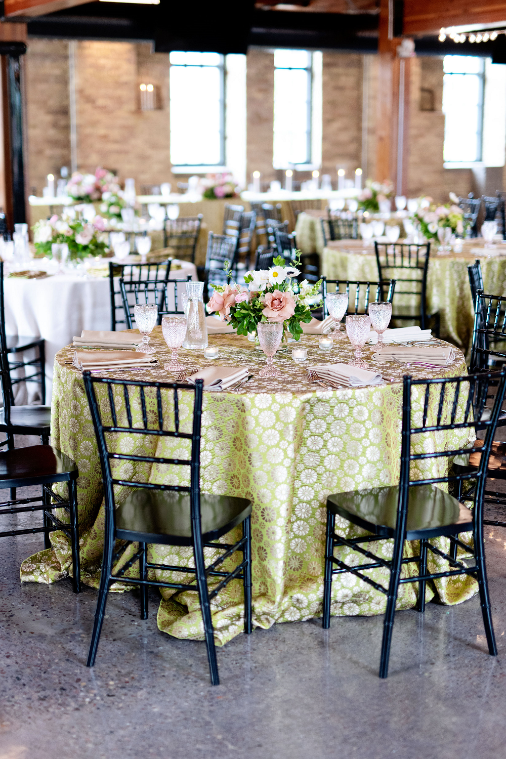 LINEN : Green Daisy | Après Event Décor and Tent Rental